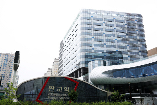 블루홀은 판교 '알파돔타워4'로 사무실을 이전한다고 30일 밝혔다. <블루홀제공>
